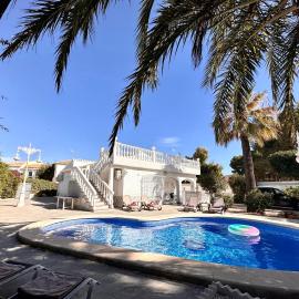 Sonnige Villa mit privatem Pool & Dachterrasse