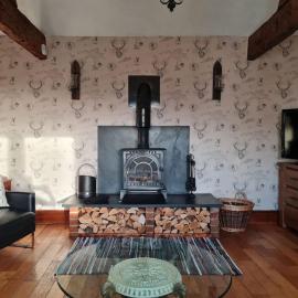 Romantic rural cottage, log burner, Smart TV early check in ,large gardens