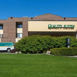 Quality Suites Lansing West, hotel en Lansing