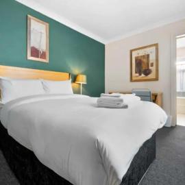 Ensuite Rooms For Two Near Cardiff Central Station, Hotel in Cardiff