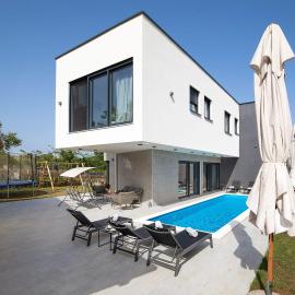 Villa Tiki in Medulin for 16 person with heated pool & sauna only 1 km from the beach, hotel in Medulin