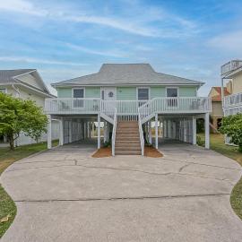 Four-Bedroom House with Great View! Pool Across the Street! Hunting Island Pass!