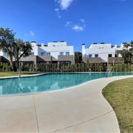 San Roque Golf Club, Step into elegance with this 3-bedroom luxury modern townhouse close to Sotogrande, hotel in San Roque