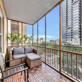 Downtown condo w balcony & workspace