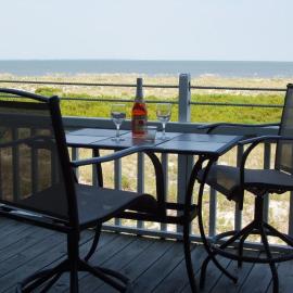 OCEANFRONT DECK! Villa with Awesome Views! Book Now!, hotel in Harbor Island