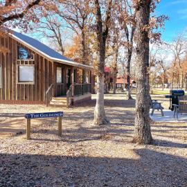The Goldfinch Cabin 15 MIN to Magnolia Baylor, hotel i Elm Mott
