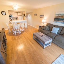 Beach house villa! Screened in porch, with views!, hotel in Harbor Island