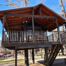 Meadowlark Treehouse 15 MIN to MagnoliaBaylor, hotel in Elm Mott