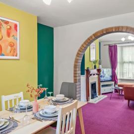 Beautiful 2 bedroom house Free Parking, Aylesbury, Adrenham st, hotel in Buckinghamshire