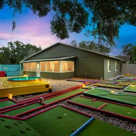 Groovy Funhouse Getaway - 4 bdrm near Legoland