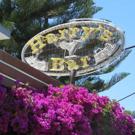Harrys bar & apartments, hotell i Acharavi