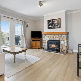 210 at Snowbridge w/ Golf Course View – hotel w mieście Collingwood