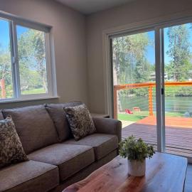 Deluxe Cabin 5 - Rogue River Resort, hotel a Grants Pass