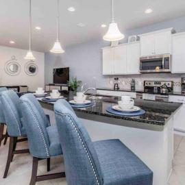 Luxury villa 9BR/6BA/theater/Pool/Spa/smart tv, hotel in Kissimmee