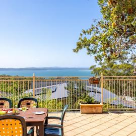 Casa Carinho, 24 Wallawa Rd - spectacular water views, pet friendly, air con and Wi-Fi