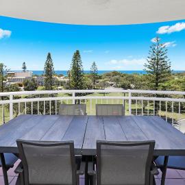 Beachside Resort Kawana Waters、Buddinaのホテル