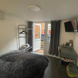 Private en-suite garden room