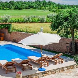 Casa Piccola Barbici with pool in Porec, Istria, hotel a Rošini