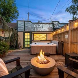 Desert Modern Downtown Flagstaff Unit with Hot Tub, מלון בפלאגסטאף