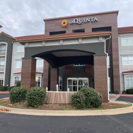 La Quinta by Wyndham OKC North - Quail Springs، فندق في The Village