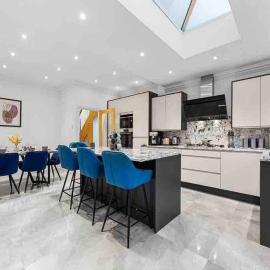 Sleeps 10, CINEMA TV , 2 baths, 10 mins to Stratford, hotel in Ilford