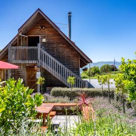 French Peak Loft - French Farm Holiday Home, hotel di Akaroa