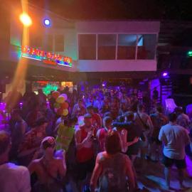 Blanco Beach Bar Hostel, hotel in Phi Phi Don
