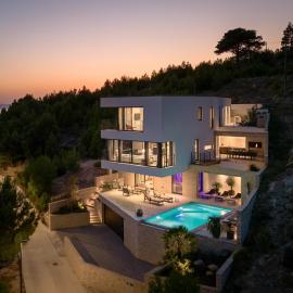 Deluxe Villa Nitia with 4 bedrooms 550m from sandy beach, hotel sa Duće