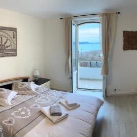 La Maison Bleue à 2 pas du Lac du Neuchâtel、Hauteriveのホテル