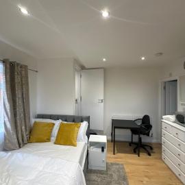 Ensuite Luxury 1st Studio Flat With full Private Toilet And Shower With its Own Kitchenette A Fully Equipped Independent Studio Flat, hotel u gradu 'Bromley'
