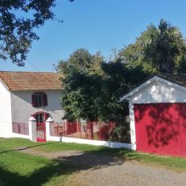 Petite maison dans les bois, hotel a Villefranque