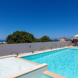 Evilio Suites, Inspired Family Retreat with Pool, Βy ThinkVilla