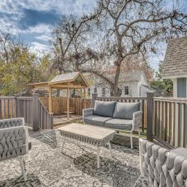 Brenham Rental w/ Deck & Yard < 1 Mi to Downtown! – hotel w mieście Brenham