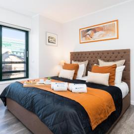 Host Wise - Elegant Spacious Flat w Balcony - Ace Location