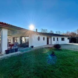 Maison moderne au calme avec billard, jacuzzi, bain à remous, piscine, Babyfoot, hotell i Labastide-du-Temple