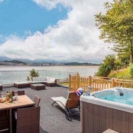 Sea Front Spacious Apartment on Anglesey, hotell i Brynsiencyn