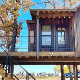 The Wren Treehouse 15 MIN to Magnolia Baylor, hotel v mestu Elm Mott