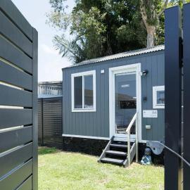 Sweet beautiful TINY HOME with pool and 2 minute drive to the beach, hotel in Wollongong