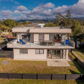 Beach View Bliss - Pauanui Holiday Home