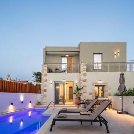 Marvelous new luxury villa with heated pool!, хотел в Astérion