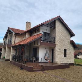 Pensiunea Crenguța Fermecată, hôtel à Cladova