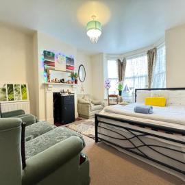 Big Private Room In Town Centre, Hotel in Eastleigh