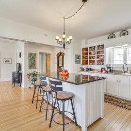 Tasteful Gardiner Triplex Near Downtown Augusta!, hotel i Gardiner