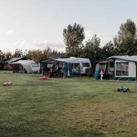 Camping De Tulpenweide lege Kampeerplaats, lege plaats op het gras zonder bed