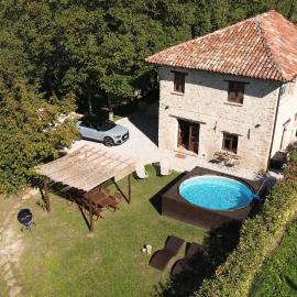 Spacious Langhe Vacation Family House With Large Garden - Nocciolina, hotel en Bossolasco