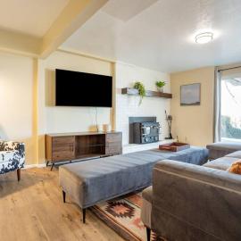 Spacious 3BR Basement Apt near Airport, Work, Ski, hotell i North Salt Lake