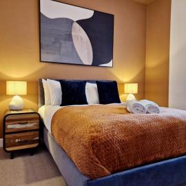 Cosy Luxury Home next to City Centre with Free Parking and Garden - Contractors & Relocators