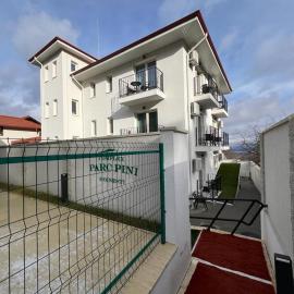 PARC PINI RESORT, hotel en Moineşti