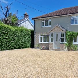 South Coast New Forest Holiday Home-4 Bed-Sleeps 8-Spacious-Parking-EV Dock-Large Garden-Playground-Great for Families-Groups-Professionals