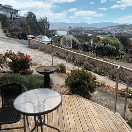 One bedroom Front apartment in Howrah with stunning views, hótel í Howrah
